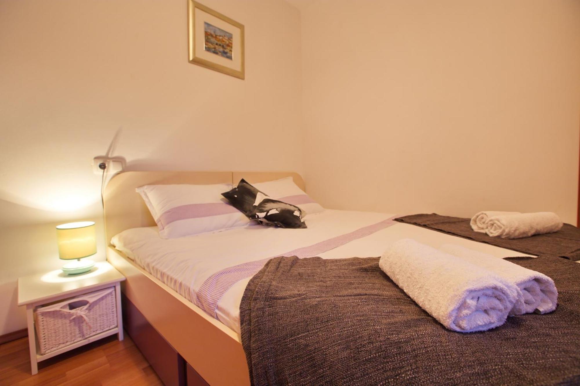 Apartments With A Parking Space Jelsa, Hvar - 8713 Jelsa  Room photo